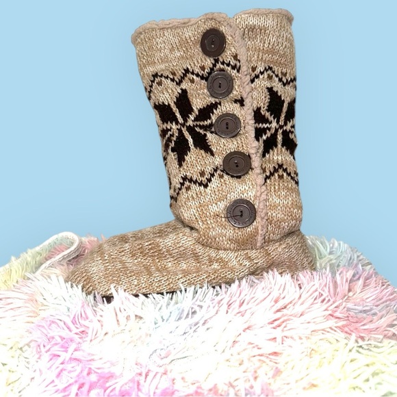 Muk Luks A La Mode Beige And Brown With Five Buttons Each Boots Women’s Size 9 - Picture 3 of 7